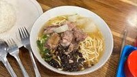 Kuliner legendaris di Bogor juga ada yang nonhalal. Salah satunya Soto Mie Agih sejak 1965 di Suryakencana. Daging dan jeroan babi jadi topping soto di sini. Foto: Michelle Angelina/Google Image