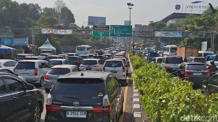 Lalu lintas (lalin) menuju Puncak, Bogor, Jawa Barat, padat merayap Jumat (27/6/2025) pagi. (M Sholihin/detikcom)