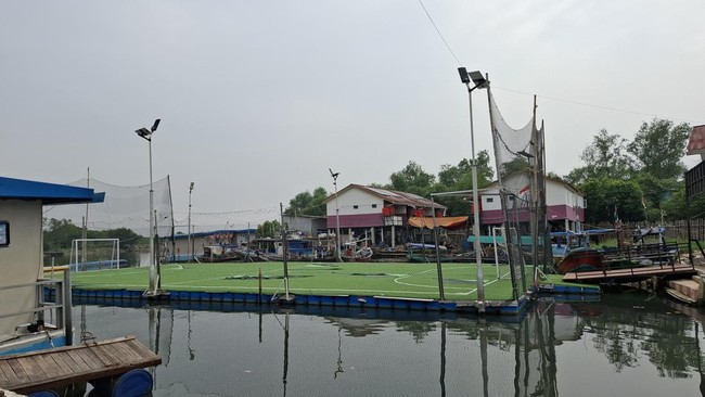 Tak Sangka Bisa Main Bola di Atas Air di Jakarta Utara