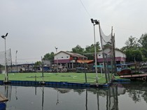 Video: Intip Lapangan Apung Muara Angke, Main Futsal Ditemani Kapal Nelayan