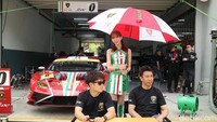 Mereka tampak berpose sambil memayungi para pebalap di sesi pitwalk Sirkuit Sepang, Malaysia. Dina Rayanti/DetikOto