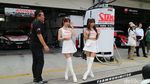 Lenggak-lenggok Umbrella Girl di Balapan SuperGT