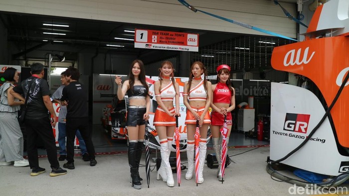 Ajang balap mobil SuperGT tak hanya menampilkan deru mesin berkecepatan tinggi, tetapi juga kehadiran para umbrella girl yang turut memeriahkan suasana. Mereka tampak berpose sambil memayungi para pebalap di sesi pitwalk Sirkuit Sepang, Malaysia, Sabtu (28/6/2025).