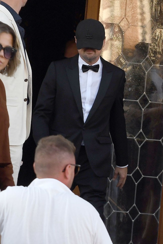 Tiba hari pernikahan, Jumat (27/9/2025), bintang film Titanic itu bersolek formal dengan tuksedo berdasi kupu-kupu. Meski sudah bergaya rapi, ia tetap memakai topi sporty yang sama, bahkan terlalu rendah sampai hampir menutupi wajahnya. (Foto: Luigi Iorio/GC Images)