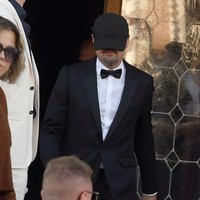 Tiba hari pernikahan, Jumat (27/9/2025), bintang film Titanic itu bersolek formal dengan tuksedo berdasi kupu-kupu. Meski sudah bergaya rapi, ia tetap memakai topi sporty yang sama, bahkan terlalu rendah sampai hampir menutupi wajahnya. (Foto: Luigi Iorio/GC Images)