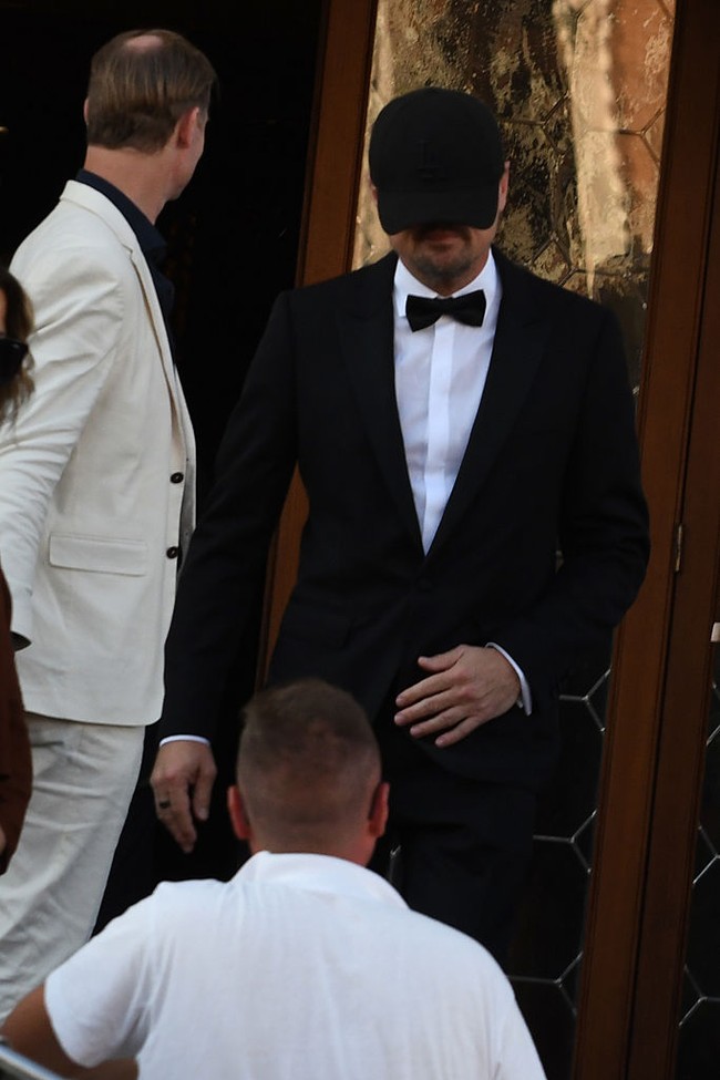 Perpaduan serta gaya pakainya yang agak lain itu langsung mengundang cibiran netizen. “Cara Leo memakai topi itu sudah di luar nalar, seperti lelucon,” bunyi sebuah komentar seperti dikutip Daily Mail. Ada pula yang menulis, “Leo malu kelihatan di sana atau kenapa?”. “Katanya aktivis iklim, tapi ikut pesta miliarder?” sindir lainnya. (Foto: Luigi Iorio/GC Images)