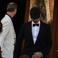 Perpaduan serta gaya pakainya yang agak lain itu langsung mengundang cibiran netizen. “Cara Leo memakai topi itu sudah di luar nalar, seperti lelucon,” bunyi sebuah komentar seperti dikutip Daily Mail. Ada pula yang menulis, “Leo malu kelihatan di sana atau kenapa?”. “Katanya aktivis iklim, tapi ikut pesta miliarder?” sindir lainnya. (Foto: Luigi Iorio/GC Images)