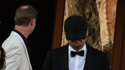 Foto: Gaya di Luar Nalar Leonardo DiCaprio di Pernikahan Mewah Jeff Bezos