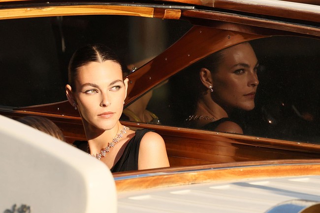 Dengan rambut disanggul rapi ke atas, perempuan cantik asal Italia itu tampak tersenyum bahagia saat menuju lokasi pernikahan bersama sejumlah tamu ternama seperti Natasha Poonawalla dan Edward Enninful. (Foto: Ernesto Ruscio/GC Images)