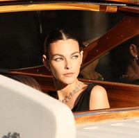 Dengan rambut disanggul rapi ke atas, perempuan cantik asal Italia itu tampak tersenyum bahagia saat menuju lokasi pernikahan bersama sejumlah tamu ternama seperti Natasha Poonawalla dan Edward Enninful. (Foto: Ernesto Ruscio/GC Images)