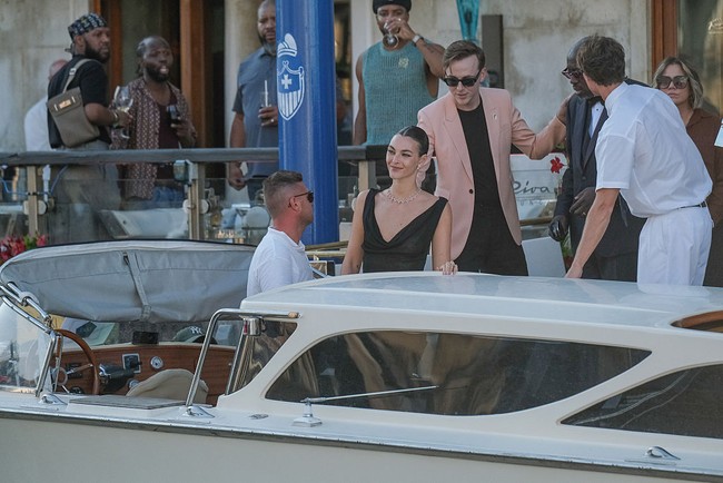 Ceretti muncul dalam balutan gaun hitam sederhana yang menampilkan potongan leher V rendah. Perempuan 27 tahun itu dipadukannya dengan kalung choker berlian dan anting stud berlian. (Foto: Stefano Mazzola/GC Images)