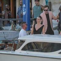 Ceretti muncul dalam balutan gaun hitam sederhana yang menampilkan potongan leher V rendah. Perempuan 27 tahun itu dipadukannya dengan kalung choker berlian dan anting stud berlian. (Foto: Stefano Mazzola/GC Images)