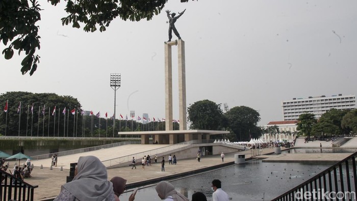 Lapangan Banteng, Jakarta, dipadati pengunjung saat momen libur panjang. Pengunjung mengisi liburan dengan piknik hingga berbelanja.