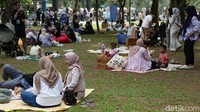 Selain piknik, pengunjung juga berbelanja aksesoris di Lapangan Banteng.