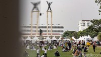 Berbagai booth food & beverages juga tersedia. Jadi, travelers nggak perlu bingung mencari jajanan.