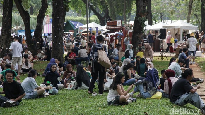 Libur Panjang, Lapangan Banteng Dipadati Pengunjung Lapangan Banteng, Jakarta, dipadati pengunjung saat momen libur panjang. Pengunjung mengisi liburan dengan piknik hingga berbelanja.