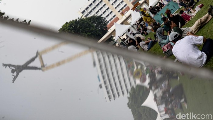 Libur Panjang, Lapangan Banteng Dipadati Pengunjung Lapangan Banteng, Jakarta, dipadati pengunjung saat momen libur panjang. Pengunjung mengisi liburan dengan piknik hingga berbelanja.