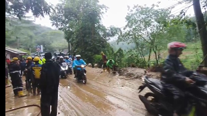 Jalur Tasik–Garut yang sempat tertimbun longsor, Sabtu (28/6/2025), sudah bisa dilalui kendaraan.