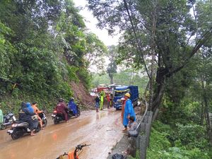 Longsor Tutup Akses Jalan Malang-Lumajang, Alat Berat Dikerahkan