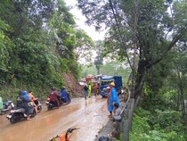 Longsor Tutup Akses Jalan Malang-Lumajang, Alat Berat Dikerahkan