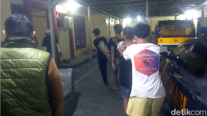 Polisi menangkap 6 remaja yang diduga terlibat tawuran di Kota Makassar, Sulawesi Selatan (Sulsel). Empat di antaranya telah ditetapkan sebagai tersangka.
