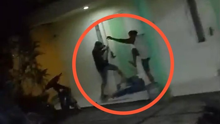 Seorang kasir wisma berinisial MF (20) di Kabupaten Mamuju, Sulawesi Barat (Sulbar) babak belur usai dikeroyok pria inisial MA (25) dan dua orang temannya.