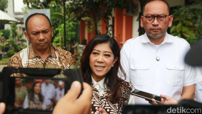 Menteri Komunikasi dan Digital (Komdigi), Meutya Hafid, saat meninjau peningkatan internet di Sekolah Rakyat, daerah Kalasan, Sleman, Sabtu (28/6/2025).