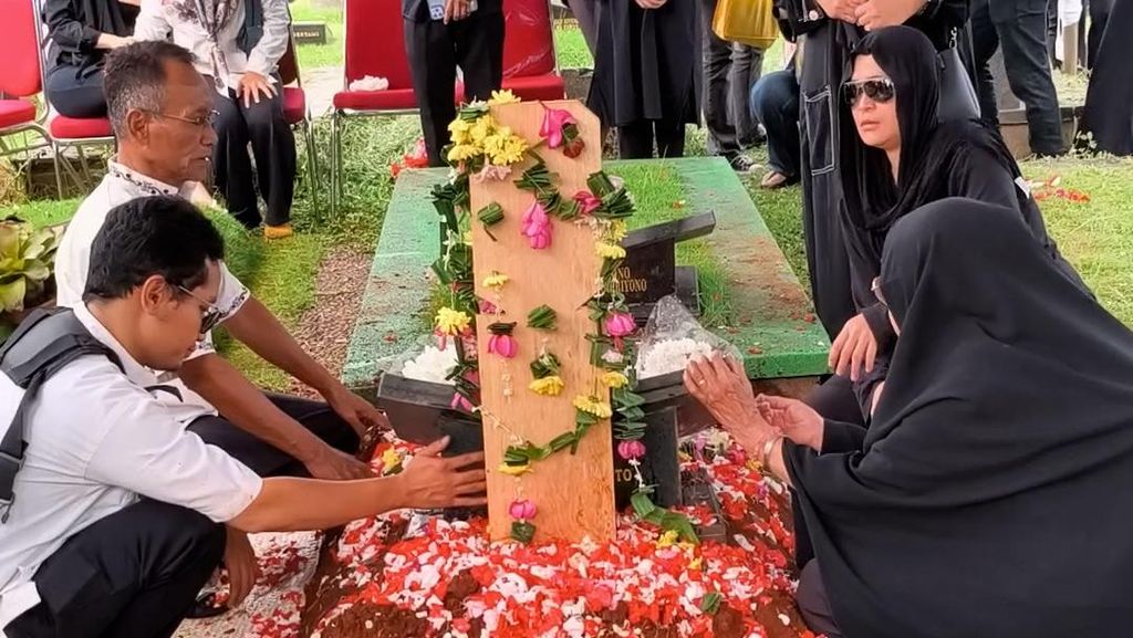 Video: Ibunda Mita The Virgin Dimakamkan Satu Liang Lahat dengan Anaknya