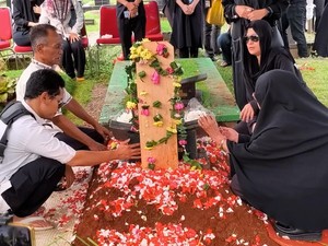 Video: Ibunda Mita The Virgin Dimakamkan Satu Liang Lahat dengan Anaknya
