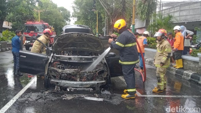 Mobil rombongan wisatawan terbakar di Jalan Pemuda Klaten, Sabtu (28/6/2025).