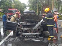 Mobil Rombongan Wisatawan Hangus Terbakar di Jalan Pemuda Klaten