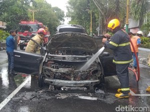 Mobil Rombongan Wisatawan Hangus Terbakar di Jalan Pemuda Klaten