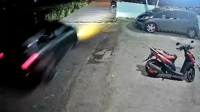 Mobil terduga pelaku yang ketahuan hendak mencuri tower provider di Palembang, Sumsel. Pelaku diduga bersenpi.