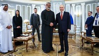 Presiden Rusia Vladimir Putin bertemu dengan Putra Mahkota Abu Dhabi sekaligus Ketua Dewan Eksekutif Abu Dhabi, Sheikh Khaled bin Mohamed bin Zayed Al Nahyan, di sela-sela Konferensi Tingkat Tinggi (KTT) Uni Ekonomi Eurasia yang berlangsung di Minsk, Belarus, Jumat (27/6/2025). REUTERS/Alexander Kazakov