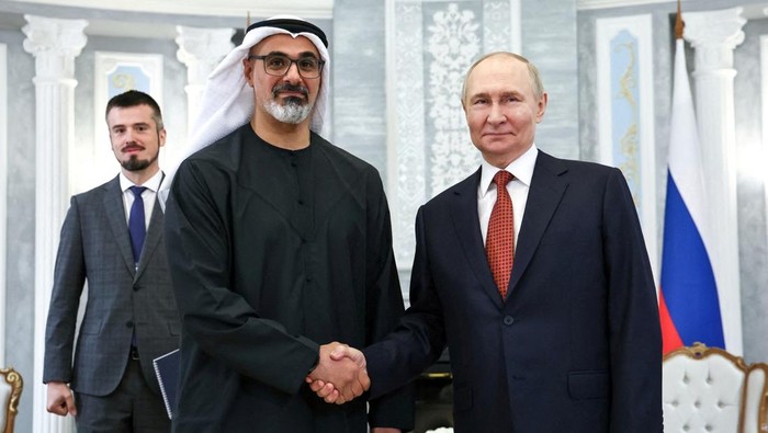 Presiden Rusia Vladimir Putin bertemu dengan Putra Mahkota Abu Dhabi sekaligus Ketua Dewan Eksekutif Abu Dhabi, Sheikh Khaled bin Mohamed bin Zayed Al Nahyan, di sela-sela Konferensi Tingkat Tinggi (KTT) Uni Ekonomi Eurasia di Minsk, Belarus, Jumat (27/6/2025). REUTERS/Alexander Kazakov