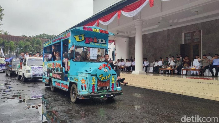 Momen kemeriahan masyarakat memasuki Pendopo Bupati Ciamis dalam rangka peringatan Tahun Baru Islam 1 Muharram 1447H.