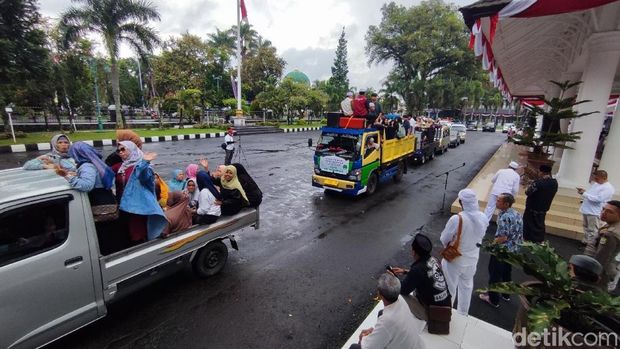 Momen kemeriahan masyarakat memasuki Pendopo Bupati Ciamis dalam rangka peringatan Tahun Baru Islam 1 Muharram 1447H.