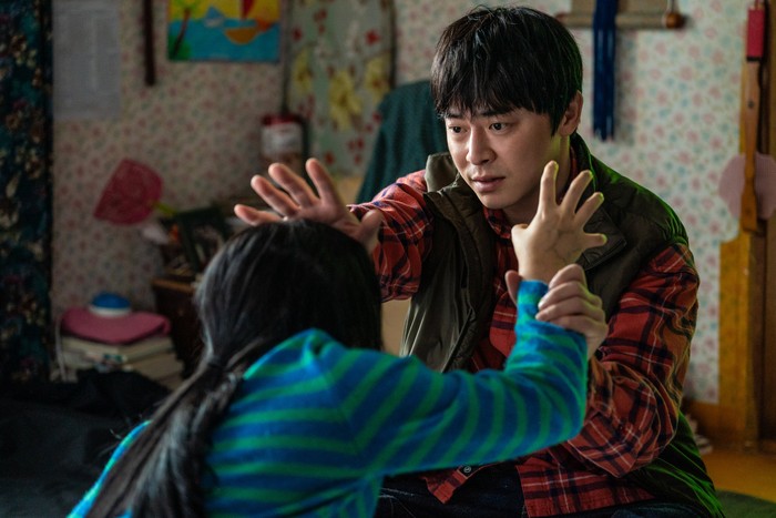 My Daughter is a Zombie Foto aktor Korea Jo Jung Suk dalam film layar lebar terbaru berjudul My Daughter is a Zombie. Tayang 30 Juli 2025 di bioskop Korea Selatan.