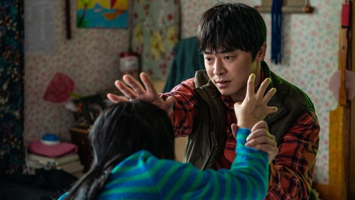 My Daughter is a Zombie Foto aktor Korea Jo Jung Suk dalam film layar lebar terbaru berjudul My Daughter is a Zombie. Tayang 30 Juli 2025 di bioskop Korea Selatan.