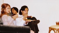 Prosesi tunangan mereka dibagikan momennya dalam unggahan Instagram @cakecaine. Tak hanya pose romantis saja, tapi juga ketika makan bersama. Foto: Instagram @cakecaine