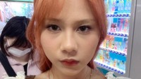 Gaya kuliner yang dibagikan wanita kelahiran Bandung ini juga terlihat dalam beberapa foto, seperti momen di sebuah supermarket ketika liburan. Foto: Instagram @cakecaine