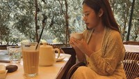 Momen penyanyi Bertaut ini nongkrong di kafe juga pernah dibagikan. Ia menikmati secangkir artisan tea yang hangat. Foto: Instagram @cakecaine