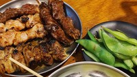 Saat liburan ke Jepang, Nadin pernah membagikan momen makan di restoran. Ia menikmati semangkuk donburi, edamame, dan lainnya. Foto: Instagram @cakecaine