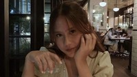 Nadin pernah mengunjungi sebuah restoran. Ia berpose cantik seraya memegang segelas air putih. Foto: Instagram @cakecaine