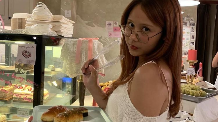 Nadin Amizah, Gadis Estetik yang Hobi Nongkrong di Kafe