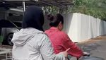 Saat Nagita Slavina Belajar Sepeda, Disemangati Para Karyawan