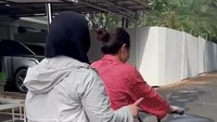 Nagita Slavina tampak istirahat setelah beberapa kali menggowes. Ia disemangati banget sama para karyawannya. (Foto: dok Instagram raffinagita1717)