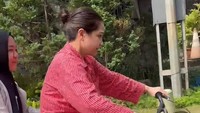 Nagita Slavina terlihat serius saat belajar kendarai sepeda. (Foto: dok Instagram raffinagita1717)