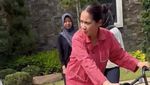 Saat Nagita Slavina Belajar Sepeda, Disemangati Para Karyawan
