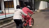Nagita Slavina tampak sudah bisa menggowes dua-tiga kali, meski agak kagok. (Foto: dok Instagram raffinagita1717)
